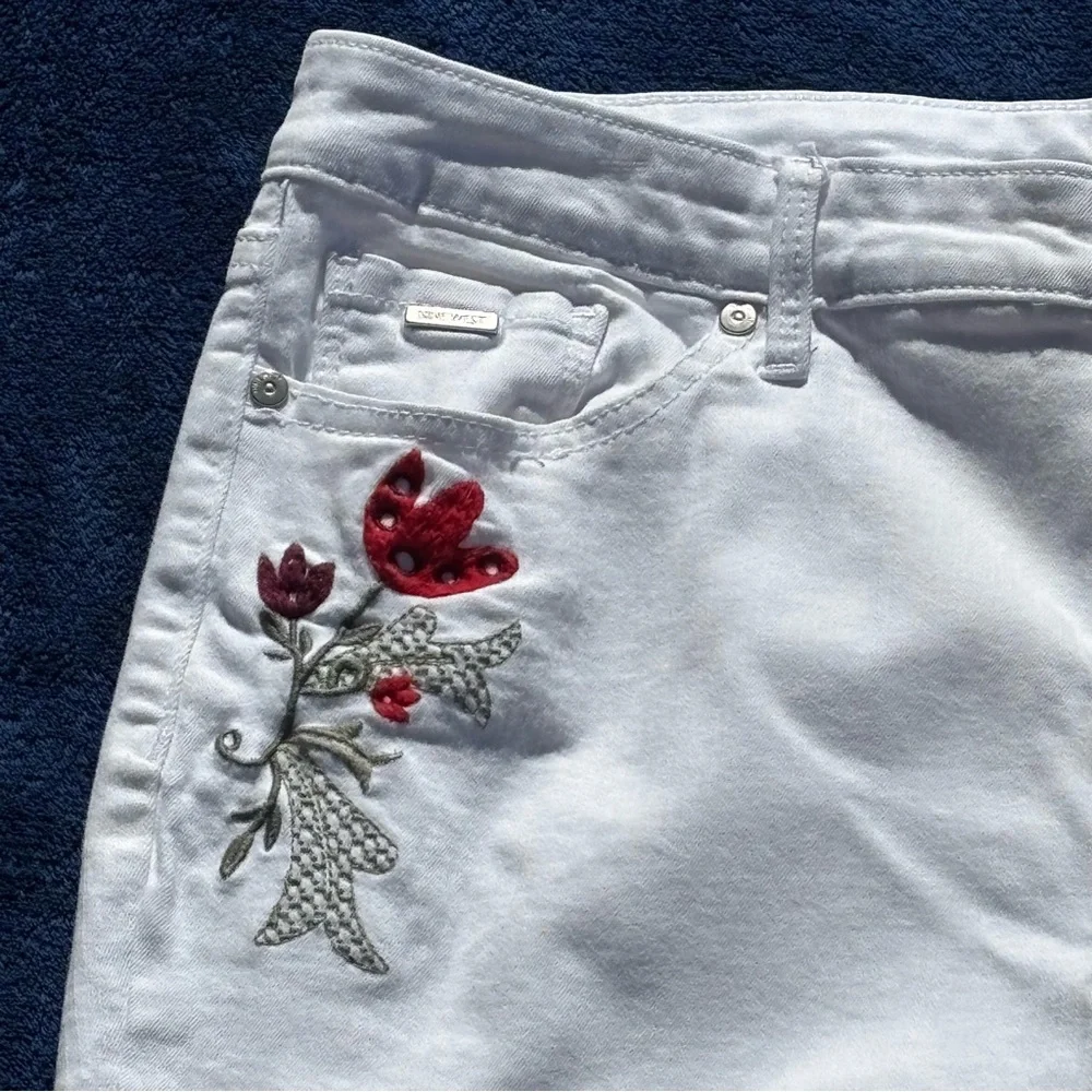 Nine West Jeans White Embroidered Chrystie Capri Women’s Size 14 💥Host Pick💥 - Picture 4 of 15